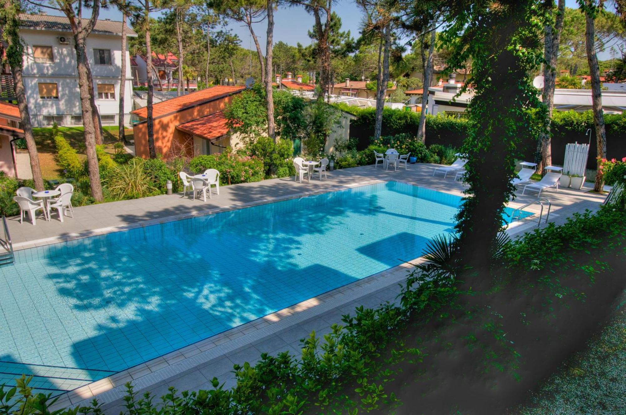 Hotel Caracas Lignano Sabbiadoro Exterior foto