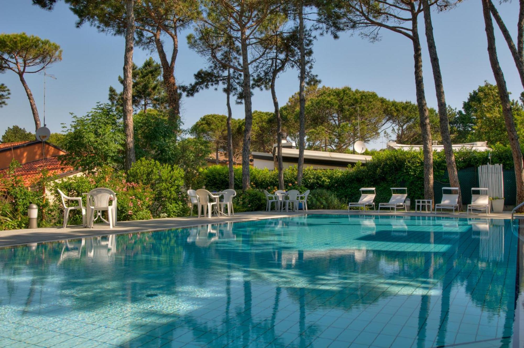 Hotel Caracas Lignano Sabbiadoro Exterior foto