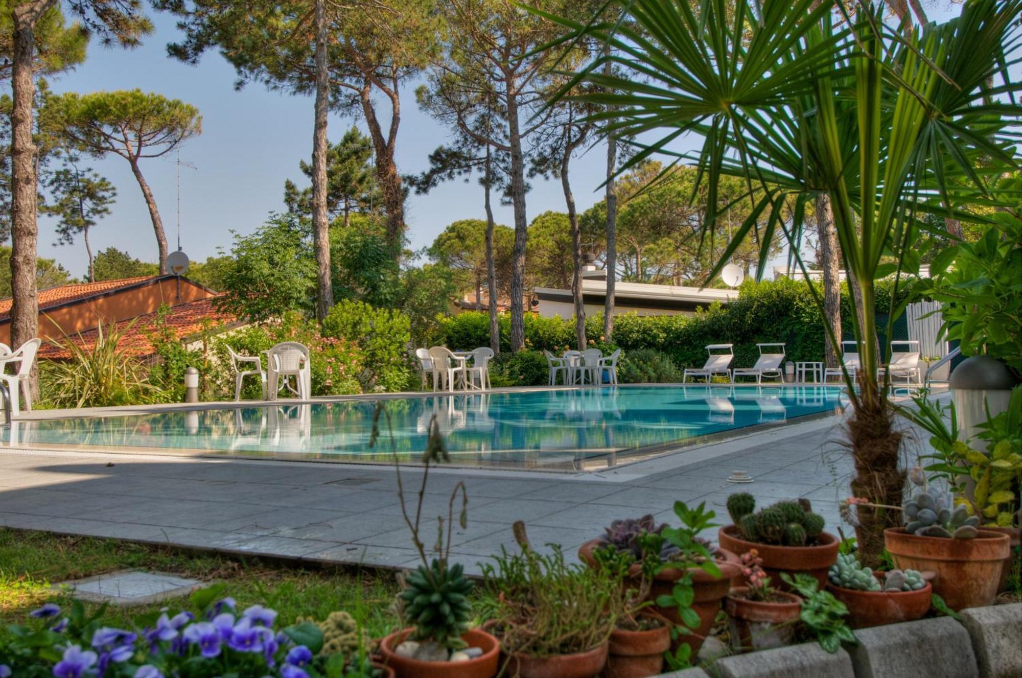 Hotel Caracas Lignano Sabbiadoro Exterior foto