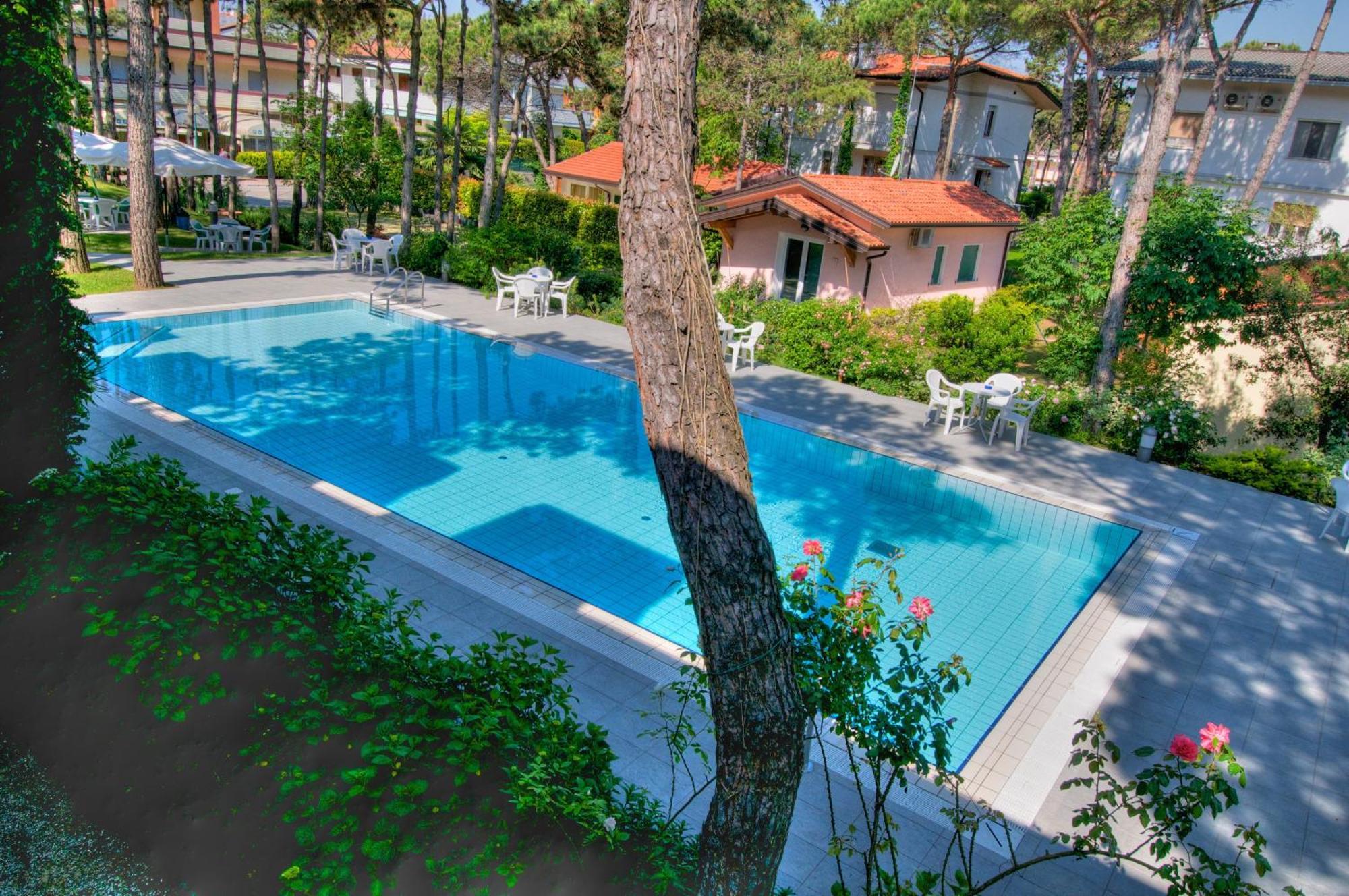 Hotel Caracas Lignano Sabbiadoro Exterior foto