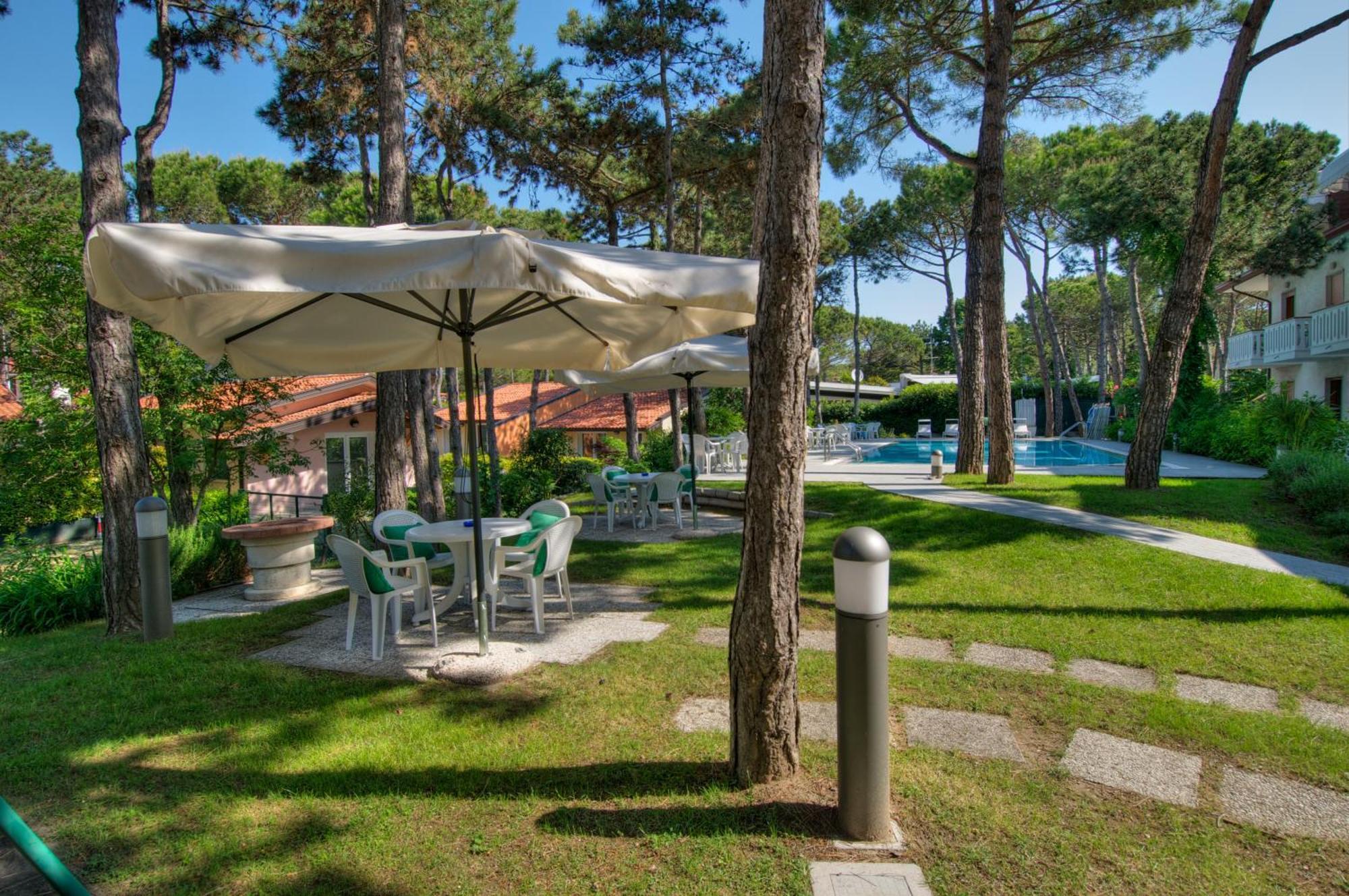Hotel Caracas Lignano Sabbiadoro Exterior foto