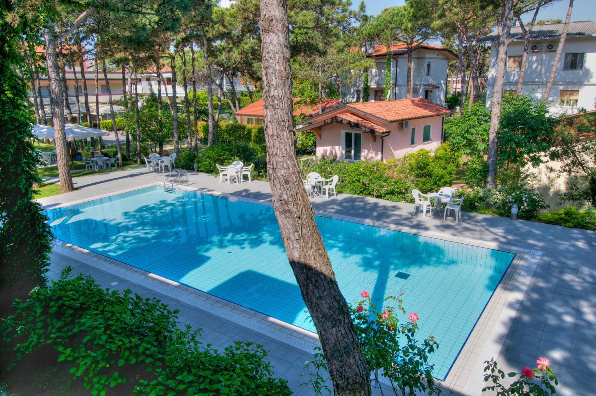 Hotel Caracas Lignano Sabbiadoro Exterior foto