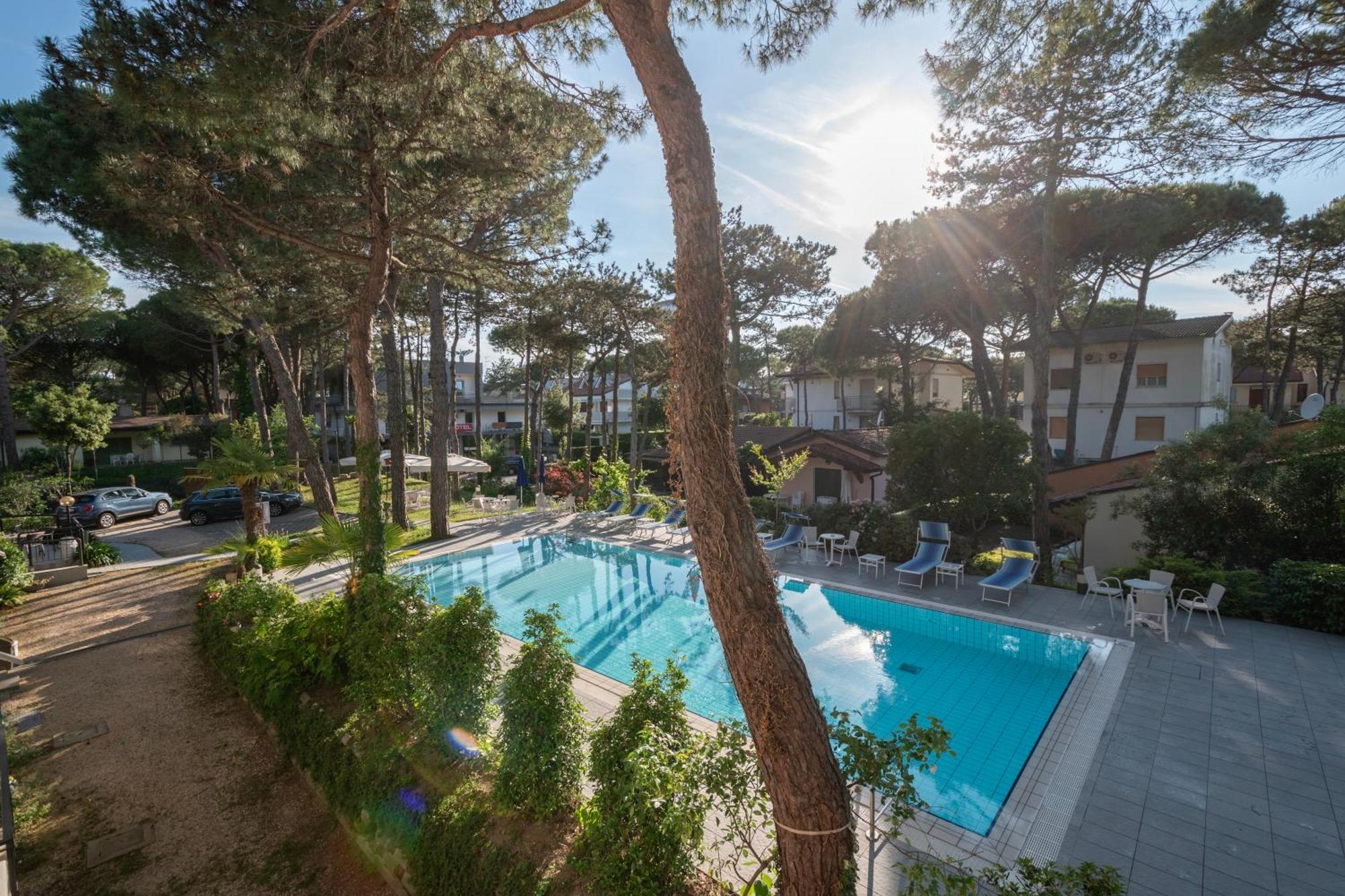 Hotel Caracas Lignano Sabbiadoro Exterior foto