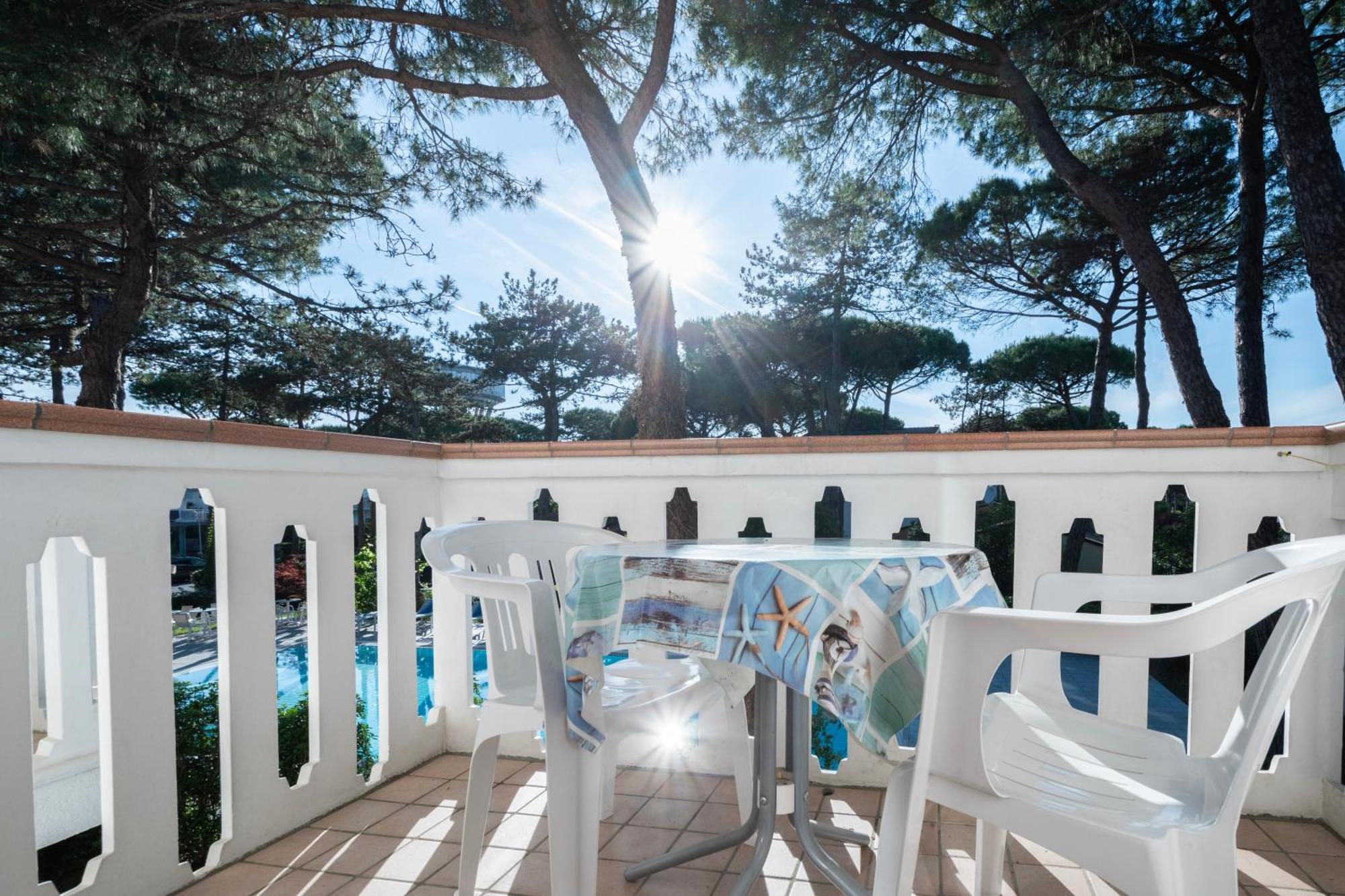 Hotel Caracas Lignano Sabbiadoro Exterior foto