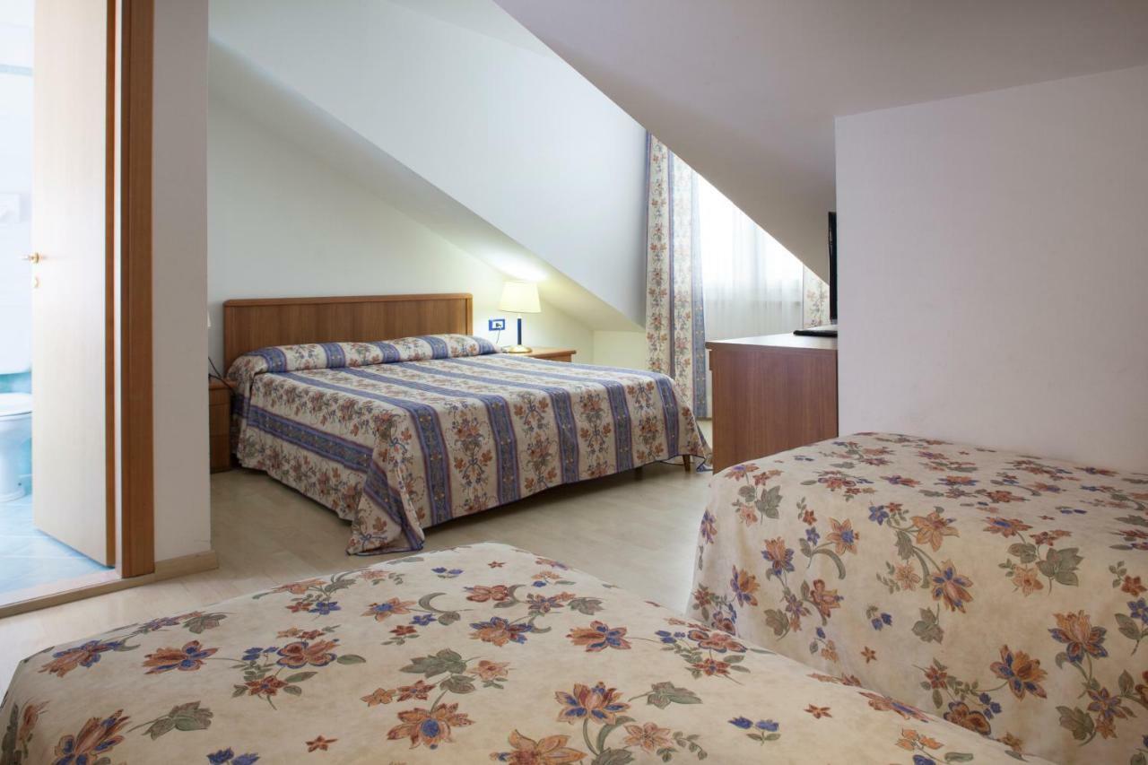 Hotel Caracas Lignano Sabbiadoro Exterior foto